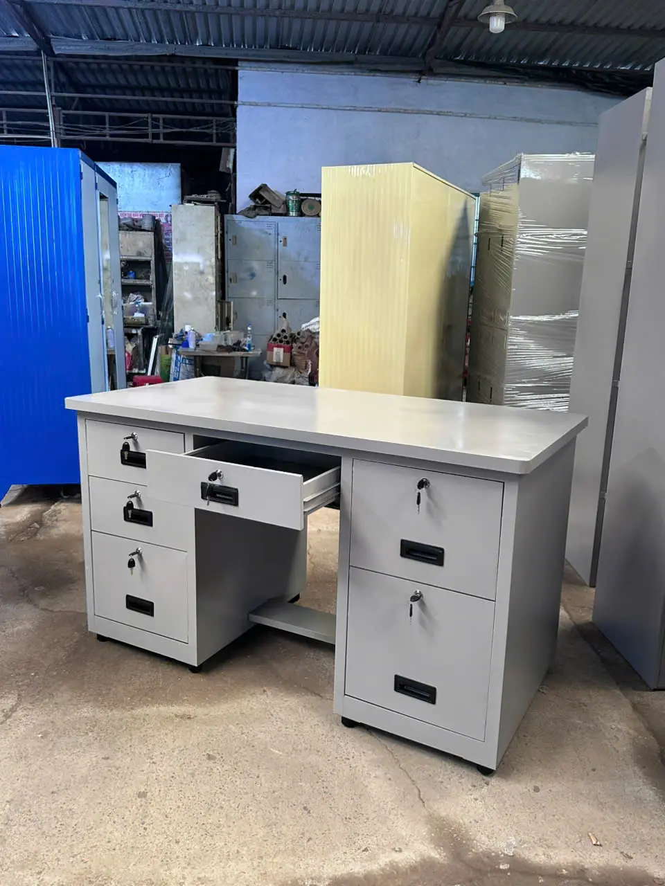 Bàn làm việc sắt